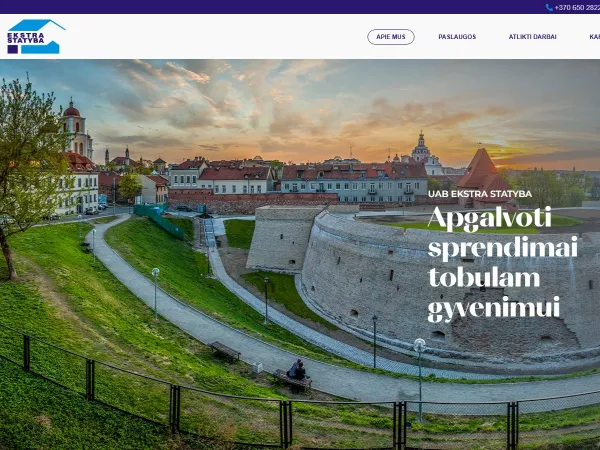 „UAB Ekstra statyba“ svetainė – pagrindinis puslapis kompiuterio ekrane