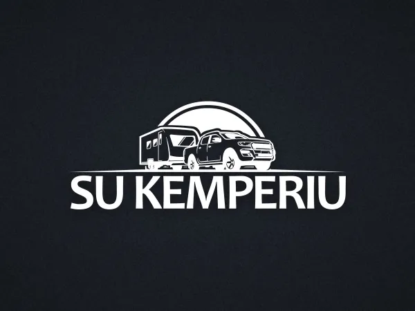 Логотип «Su kemperiu» – на тёмном фоне